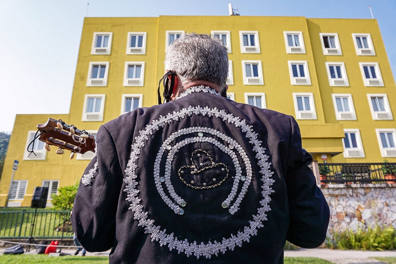 Madres en hoteles destinados para cuarentena recibieron serenata en su día madres-en-hoteles-destinados-para-cuarentena-recibieron-serenata-en-su-dia